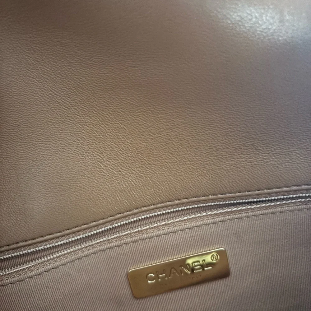 CHANEL 19 FLAP LIKE NEW - Picture 5 of 7
